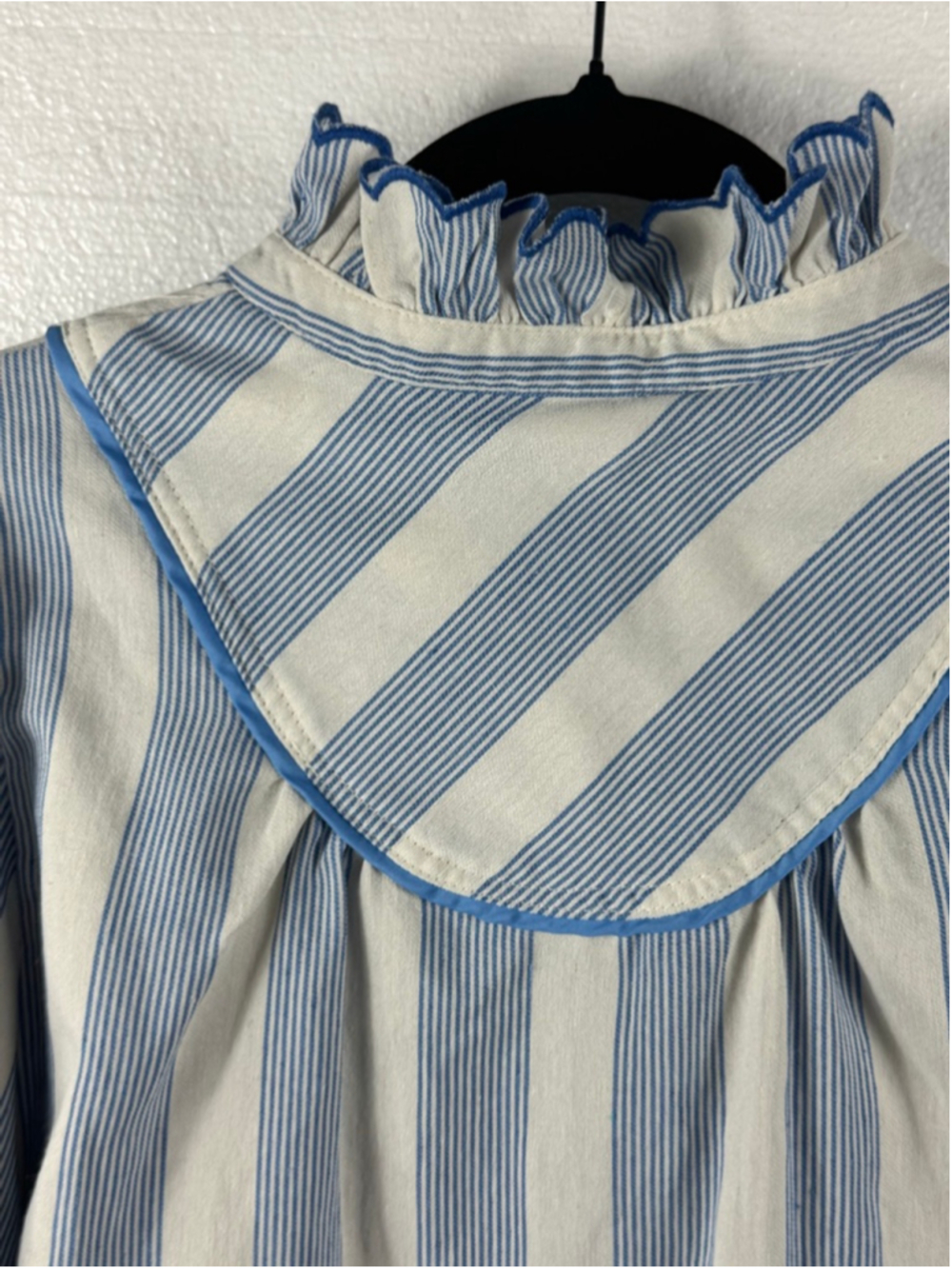 Umgee Chic White Blue Striped High Ruffle Neck top size Medium - Picture 8 of 11